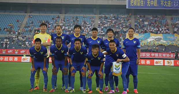 远在迈阿密心系罗马，托蒂和坎德拉用手机观看老东家焦点大战（托蒂、坎德拉身在迈阿密仍关注罗马，用手机追看老东家焦点战）