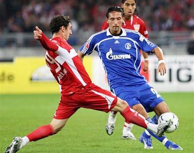 翻修球场，“连滚带爬”为的是“从从容容”（修缮球场：当下的“连滚带爬”，只为明日的“从容不迫”）