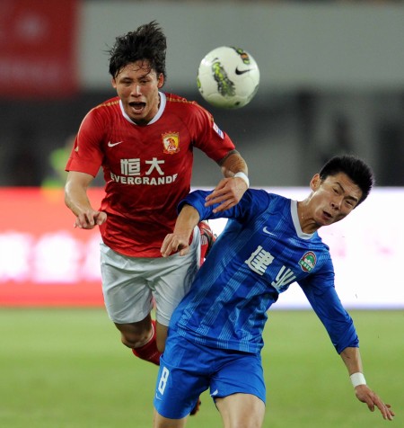 巴萨主席拉波尔塔圣诞晚宴展现亲和力 球队领跑西甲前景光明（拉波尔塔圣诞宴上亲和满满 巴萨领跑西甲前景大好）