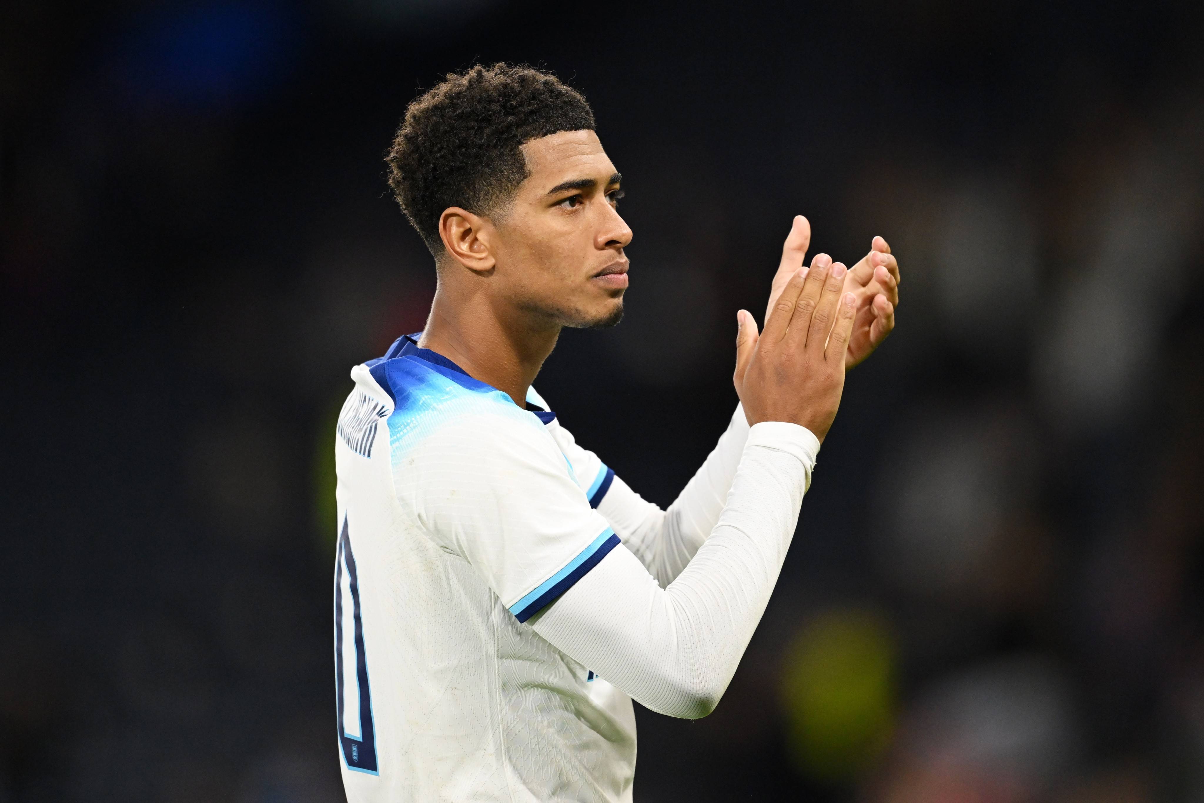 每体：巴萨有意左后卫索萨，想用桑托斯欠的290万欧锁定交易（每体：巴萨相中左后卫索萨，拟以桑托斯所欠290万欧作筹码敲定转会）