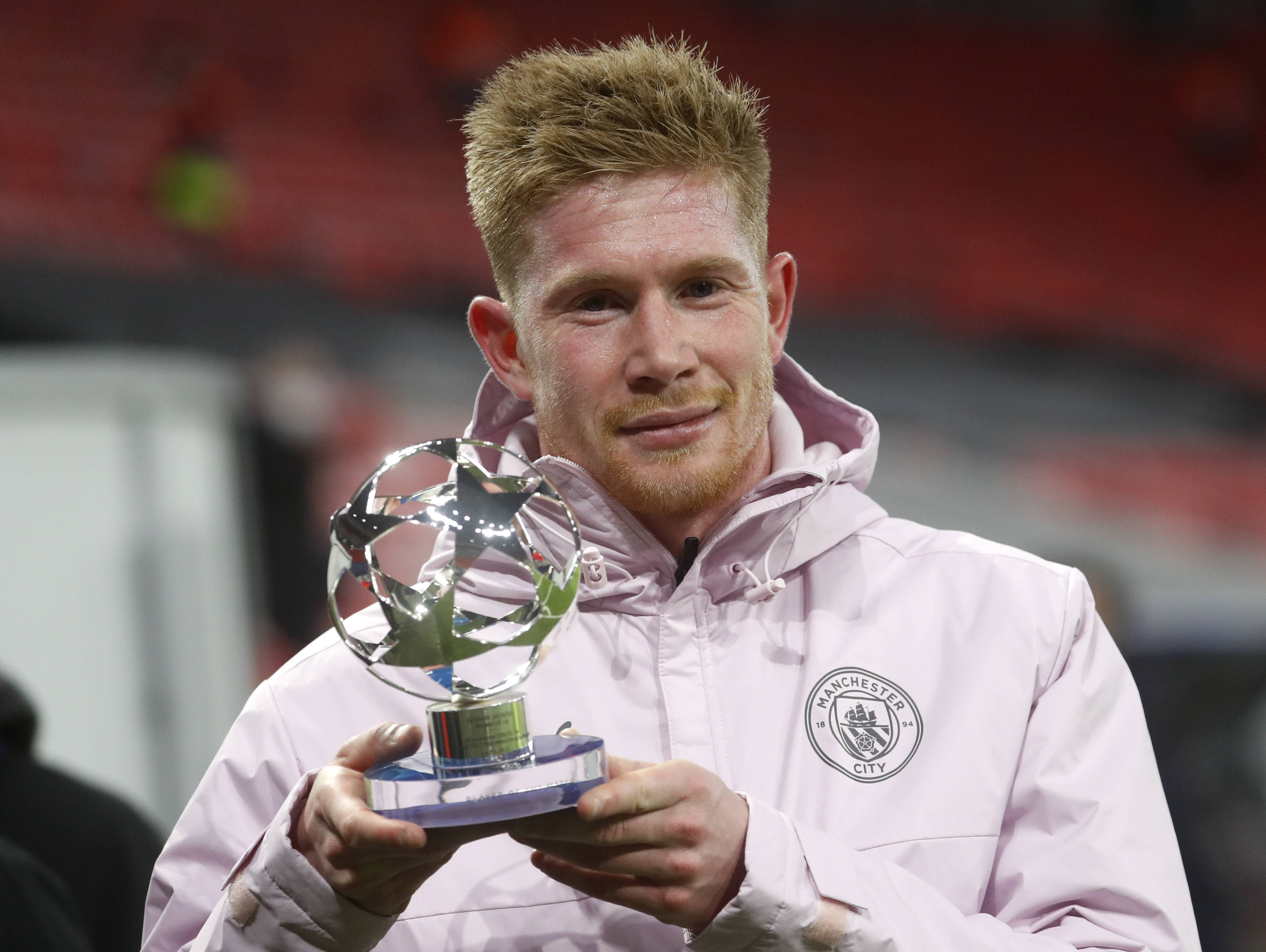 约基奇再送三双 掘金稳居前列（约基奇再拿三双，掘金继续高居前列）