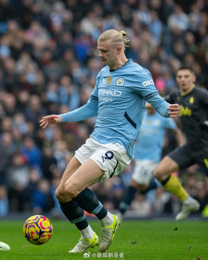 那不勒斯官方：洛博特卡在意杯赛前热身时左腿后胫肌拉伤（那不勒斯官方消息：意杯赛前热身时，洛博特卡左腿后胫肌拉伤）