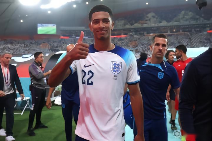 开始北伐！曼联在客场以4比1轻取狼队，3轮不败后升第6（北上征途开启！曼联客场4-1胜狼队，三轮不败升至第六）