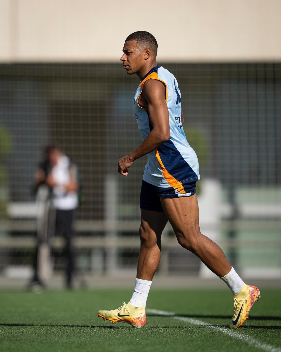 北青：足协将择期安排邵佳一上任发布会；国足恐最早明年初重组（北青：足协拟择期为邵佳一举行就任发布会，国足重组或最早推迟至明年初）