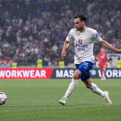 米兰补强后防线时出现新名字：萨索洛的杰伊·伊德泽斯（米兰后防引援现新目标：萨索洛中卫杰伊·伊德泽斯）